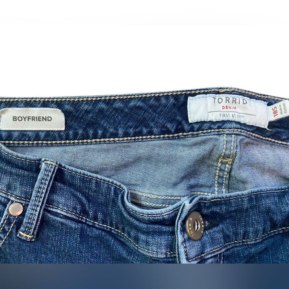 Torrid Medium Wash Mid Rise Raw Hem Boyfriend Jeans in Size 18 Short - Picture 2 of 10